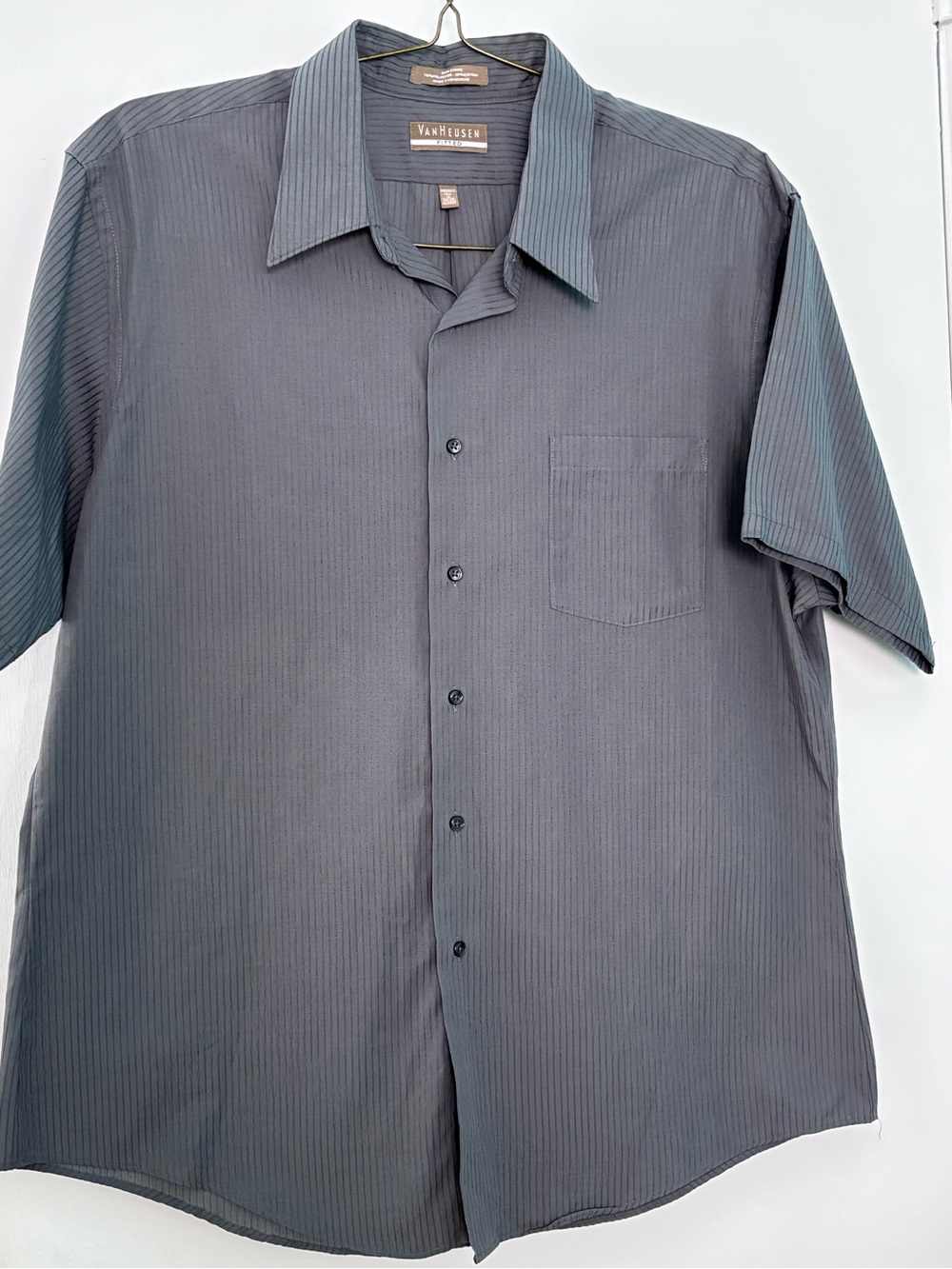 Van Heusen Shirt Mens XL Gray Satin Stripe Fitted Button Up Short Sleeve